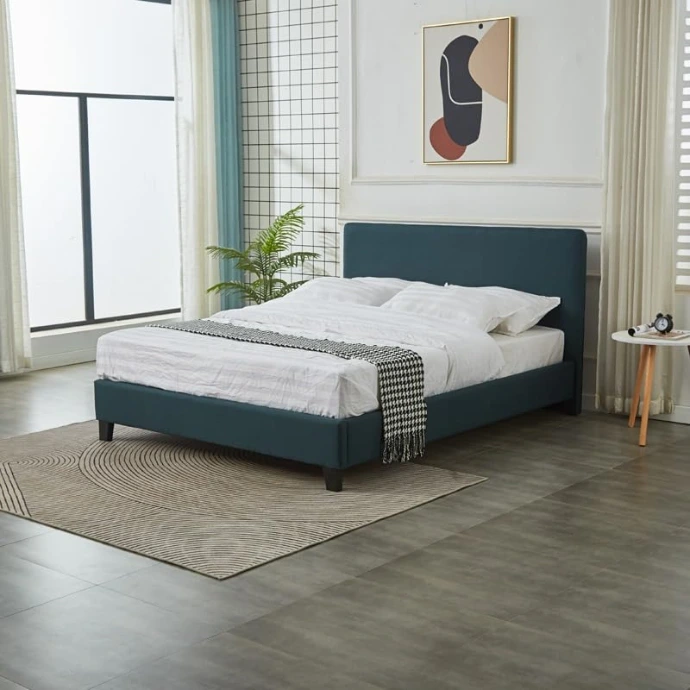 Cama moderna tapizada con base baja y diseño minimalista para recámara.